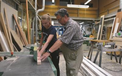 Ausbildungsszene in der Schreinerei