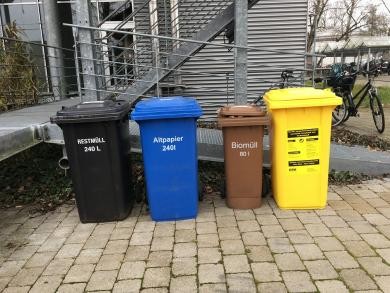 Vier Mülltonnen: Restmüll, Altpapier, Biomüll und Gelbe Tonne