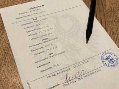 Geburtsurkunde, auf der ein Stift liegt