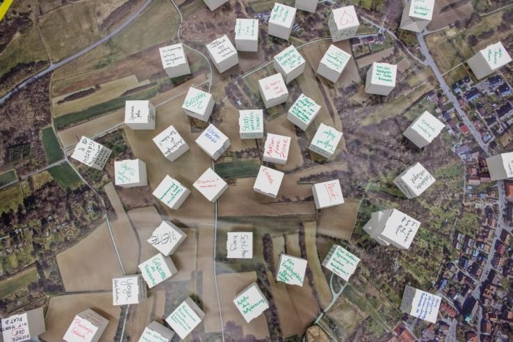 beschriftete Papierwürfel auf einem Stadtplan