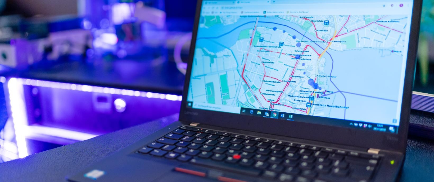 Laptop mit Planungsansicht auf Tisch