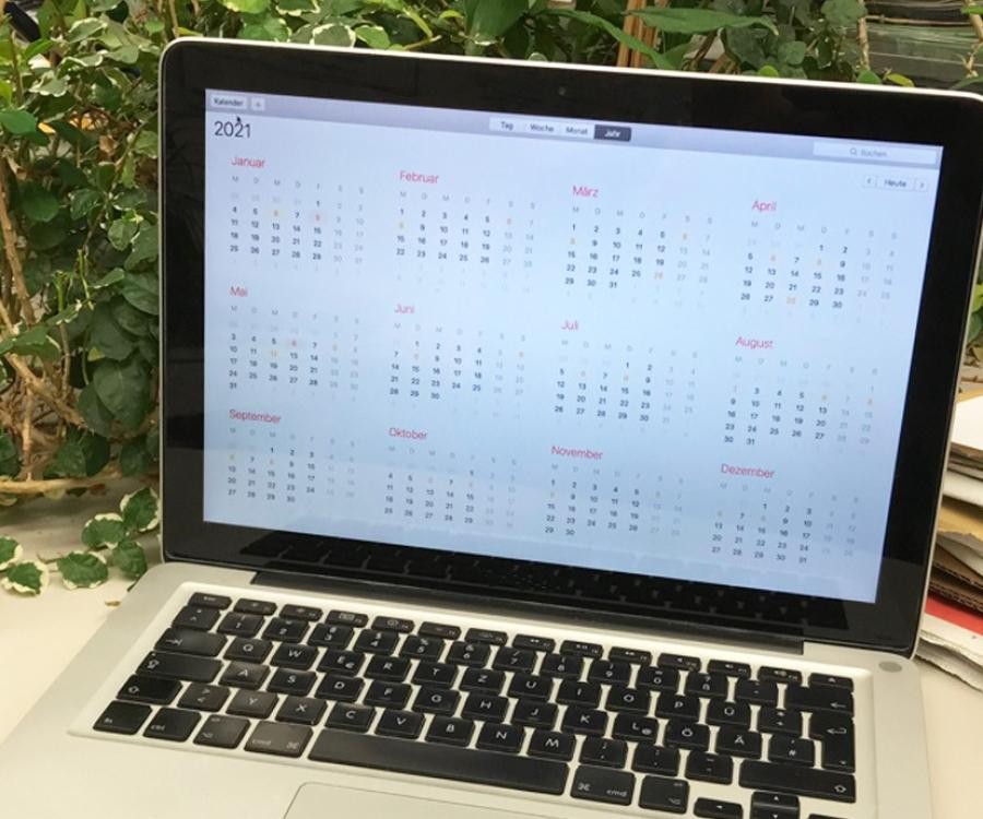 Laptop mit Planungsansicht auf Tisch