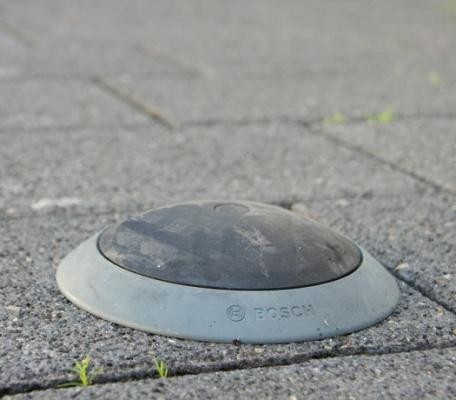 Ein Parkraumsensor, der auf dem Boden angebracht ist.