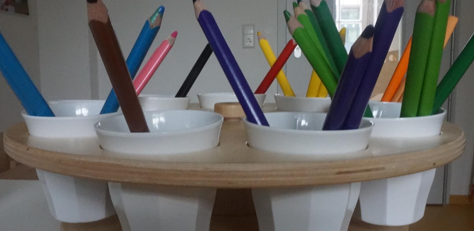 Buntstifte in Bechern