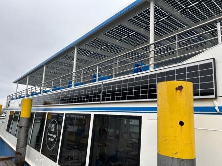 Solarzellen an der Seite eines Schiffs.
