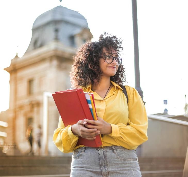 Frau in gelber Jacke, die rotes Buch hält Frau in gelber Jacke, die rotes Buch hält
