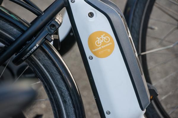 Detail eines Radrahmens mit Sticker der Radstadt Konstanz