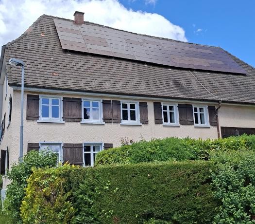 Bild Bagnatosteig 20, längliches Haus ( Hof) mit weiß-rosaner Kirche daneben