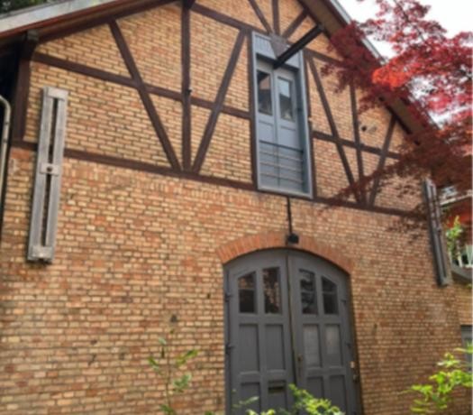 Gründerzeitvilla mit hellgelber Fassade und weißen Stuck-Elementen