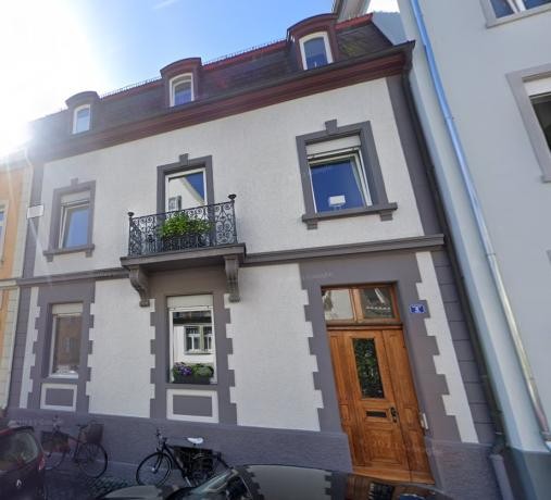 Buchnerstraße 8, Häuserfront, gelb, weiß-grau, weiß