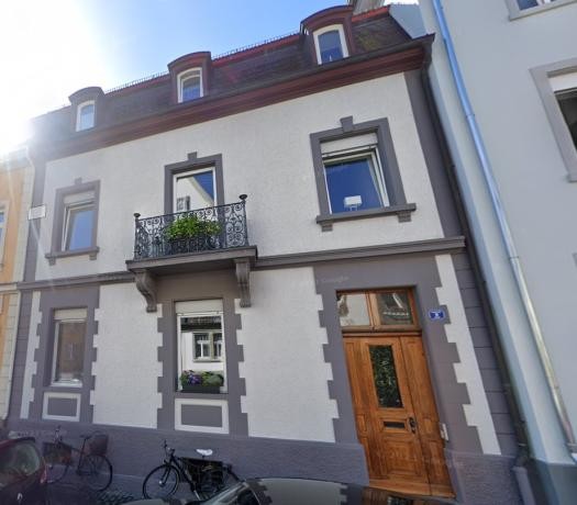 Buchnerstraße 8, Häuserfront, gelb, weiß-grau, weiß