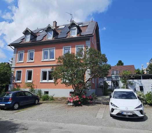 Bild Hoheneggstraße 17 rotes Haus mit Hellen Fensterrahmen