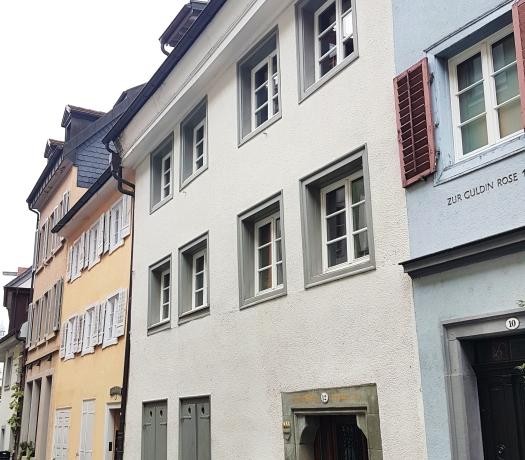 Bild Konradigasse von der Straße aus, gelbes, weißes, blaues Haus