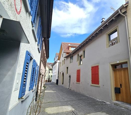 Bild eines roten Hauses mit blauen Fensterläden/ Tulengasse