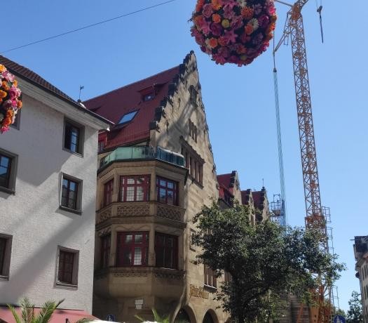 Hausfassade mit hellbraunen Steinen