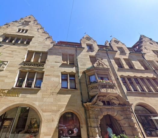 Hausfassade mit hellbraunen Steinen