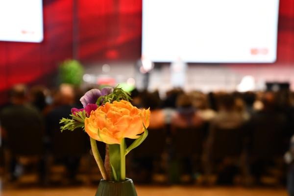 Blumen, Veranstaltung im Hintergrund