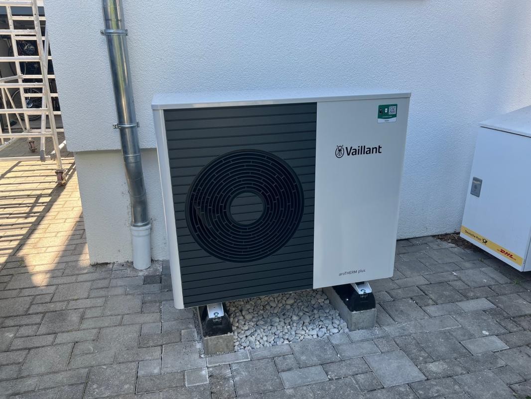 Wärmepumpe vor Fassade
