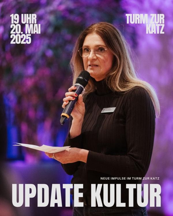 Ein Bild von Referentin Angelika Braumann mit Mikrophon und Sprechzettel