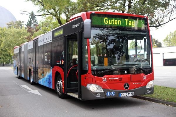 Ein roter Bus mit der Anzeige Guten Tag