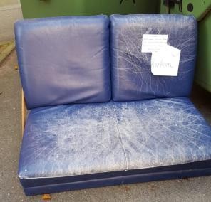Verschlissenes Sofa, "Zu Verschenken"