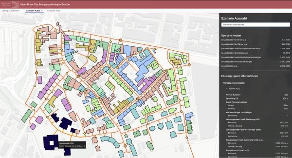 Bildschirmansicht einer interaktiven Karte des Szenarieneditors. Farbige Gebäude und orange Lei-tungswege zeigen ein geplantes Fernwärmenetz; rechts befindet sich ein dunkles Info Panel mit Dropdown „Szenario Auswahl“ sowie Kostenübersicht und technischen Details zu ausgewählten Knoten (z. B. Spannung, Druck, Wärmebedarf).
