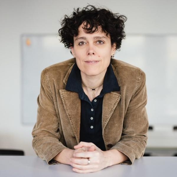 Porträt einer Frau mit kurzen dunklen Locken