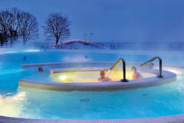 Außenbecken der Therme mit dampfendem Wasser