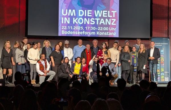 Auf dem Bild sind viele Menschen auf einer Bühne zu sehen, die den Projektabschluss feiern.