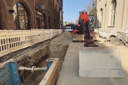 Blick auf dei Baustelle, Baugrube und Baugeräte