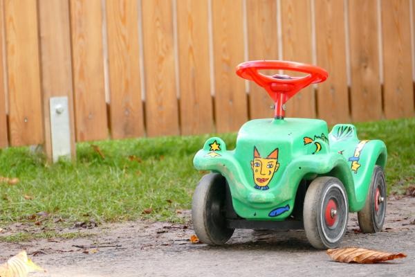 Symbolbild buntes Spielzeugauto