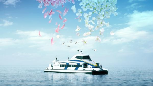 Katamaran auf dem See; von oben fallen Blütenblätter ins Bild