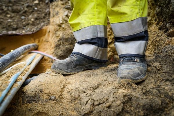 Nahaufnahme zweier Füße eines Bauarbeiters