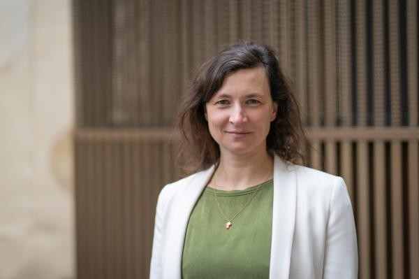 Portraitaufnahme einer braunhaarigen Frau