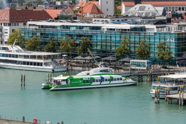 Katamaran im Hafenbereich