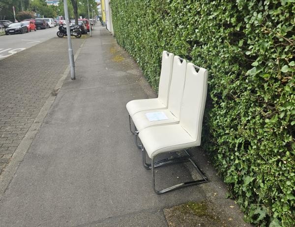 Stühle af dem Fußweg