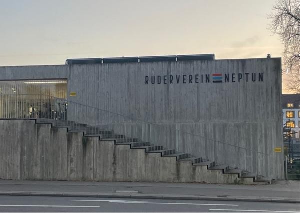Betonfassade eines Flachdachgebäudes mit Treppenaufgang