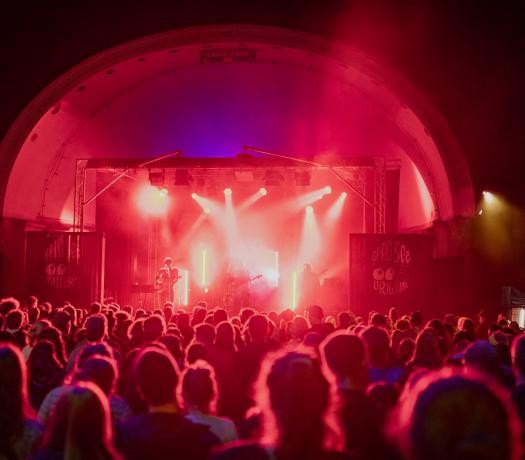 Blick über die Köpfe einen Publikums auf die Bühne der Konzertmuschel