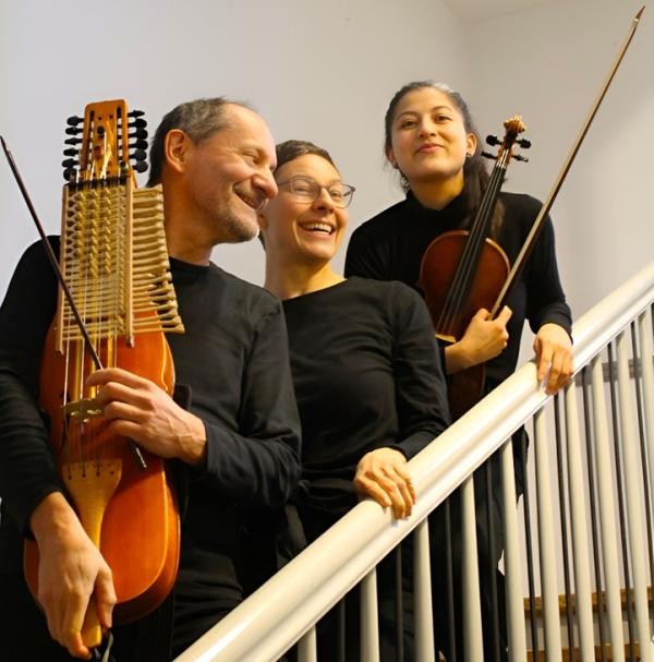 Fandango Drei Personen, ein Mann, zwei Frauen stehen auf einer Treppe und halten sich am Geländer fest. Die vordere Person hat eine Violine in der Hand, die hinterste Person auch