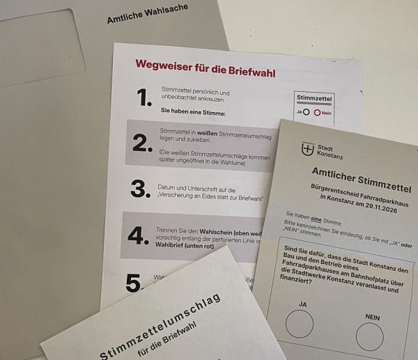 Abstimmungsunterlagen und Briefumschläge auf einem Tisch