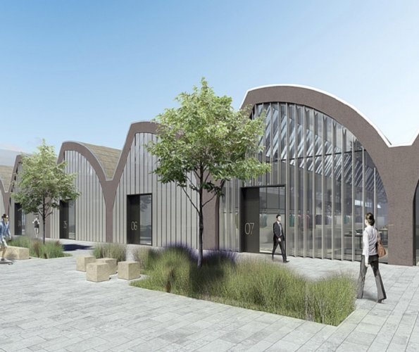 Langgestrecktes Gebäude mit Glasfassade und Bäumen davor