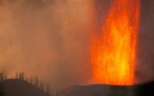 Die Spitze eines lavaspeienden Vulkans.