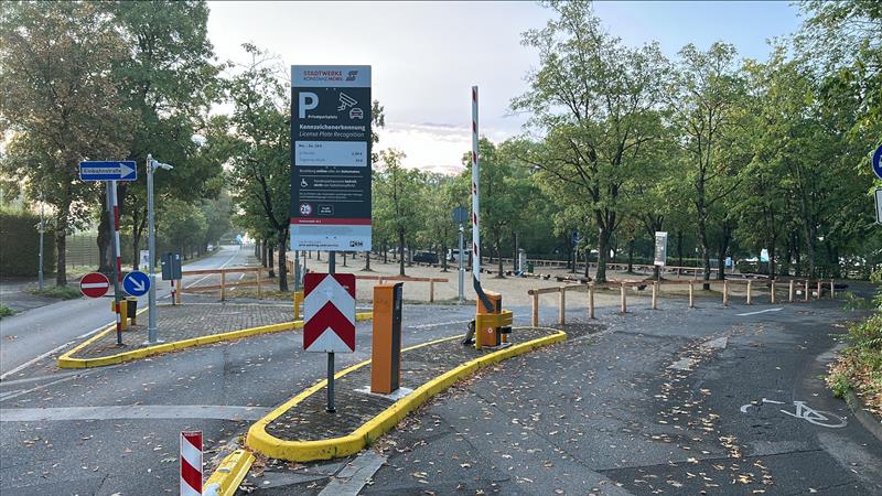 Die Einfahrt eines leeren Parkplatzes.
