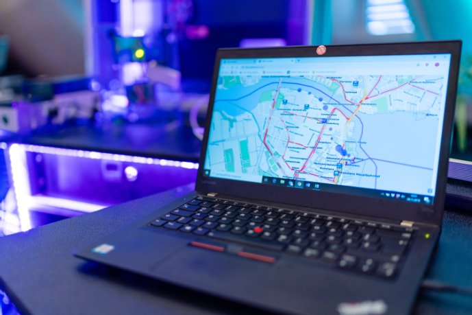 Labtop mit Ansicht einer Verkehrskarte auf dem Bildschirm