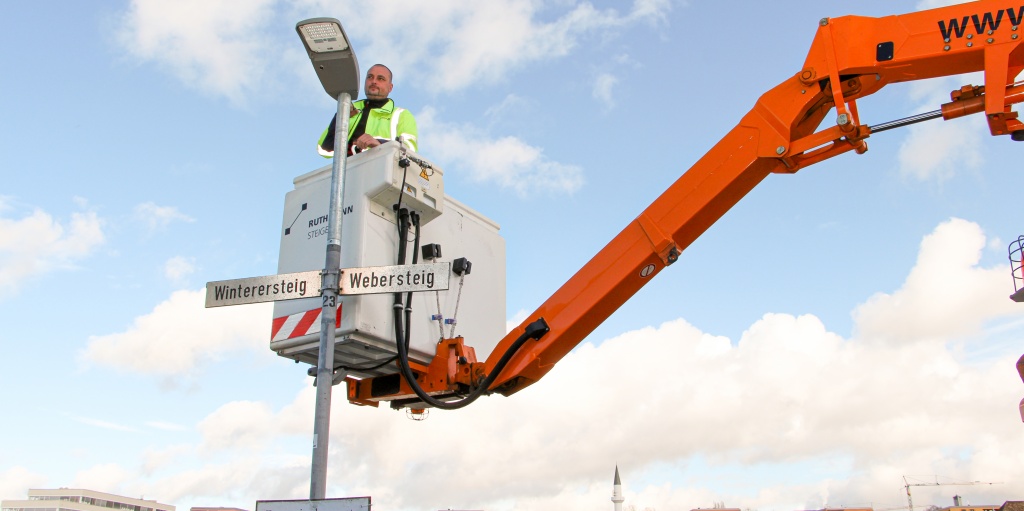 Installation von LED-Leuchten am Webersteig
