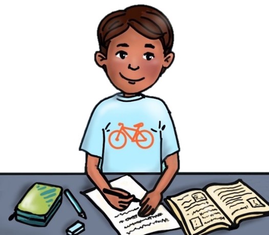 Junge am Schreibtisch, schreibt auf Papier