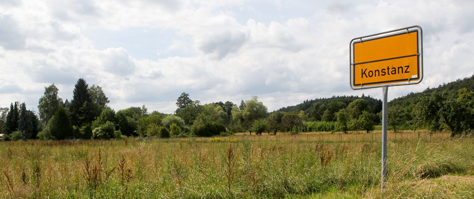 Der Hafner heute Fotos eines Stadtschildes vor dem Grün des heutigen Hafners