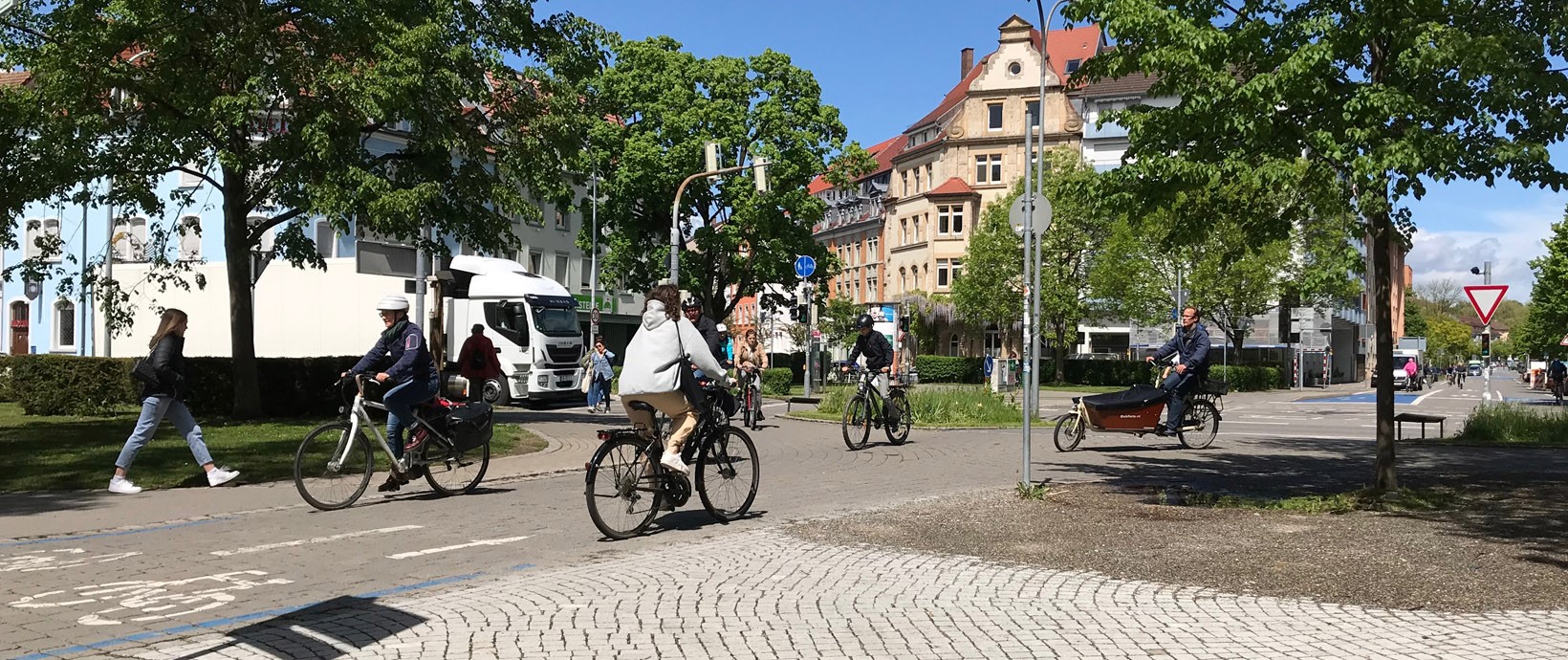 mehrere Radfahrer überqueren eine Kreuzung