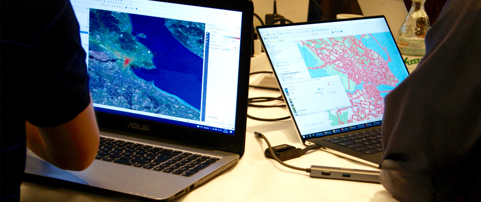 Zwei Labtops mit Ansicht von Verkehrskarten auf dem Bildschirm