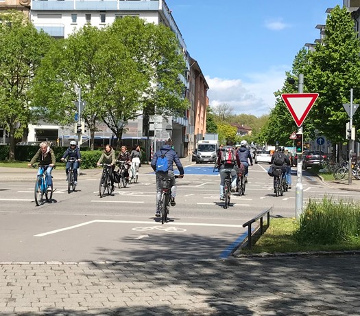 Radfahrer überqueren eine Kreuzung